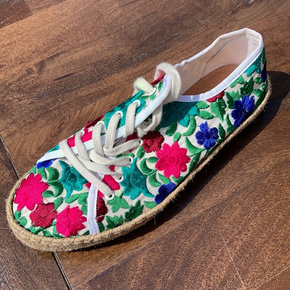 Novus Shoes.
